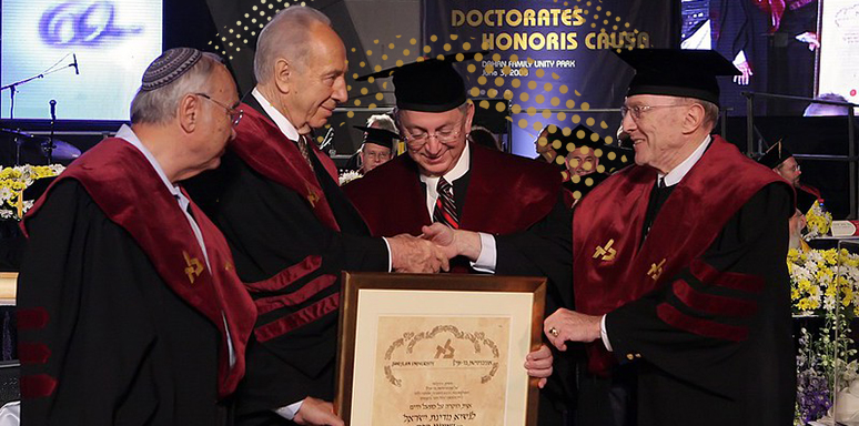 שמעון פרס מקבל דקטור לשם כבוד