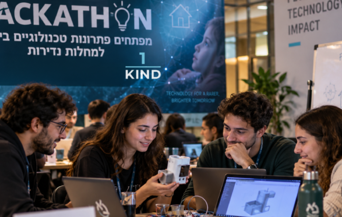 סטודנטיות וסטודנטים יושבים בהאקתון לפיתוח פתרונות טכנולוגיים ביתיים לחולים במחלות נדירות