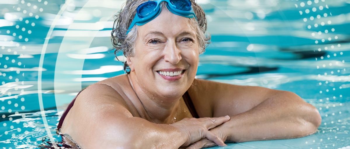 אישה מבוגרת בבריכה