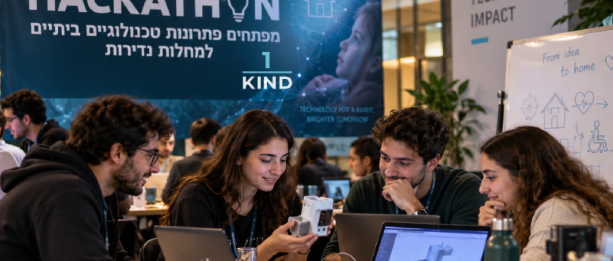סטודנטיות וסטודנטים יושבים בהאקתון לפיתוח פתרונות טכנולוגיים ביתיים לחולים במחלות נדירות