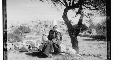 "בית-לחם, אישה עם פח ישובה תחת עץ שקד" (1939-1934), ספריית הקונגרס האמריקאי