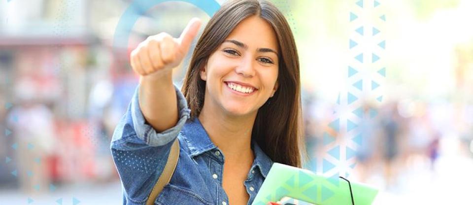 סטודנטית מחייכת 