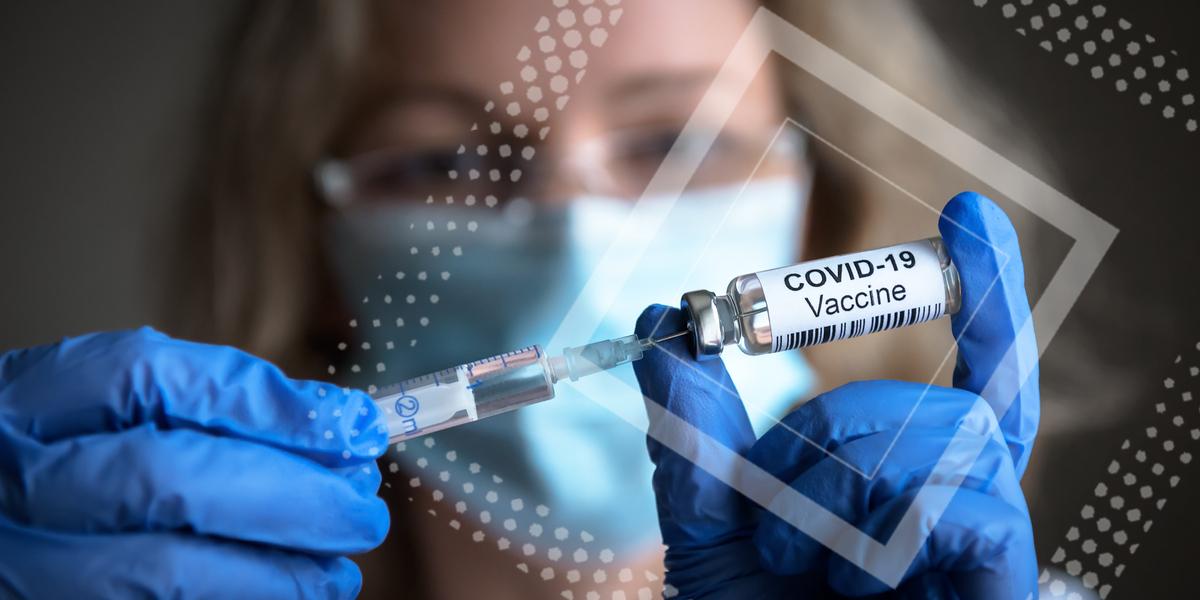 רופאה מחזיקה חיסון לקורונה