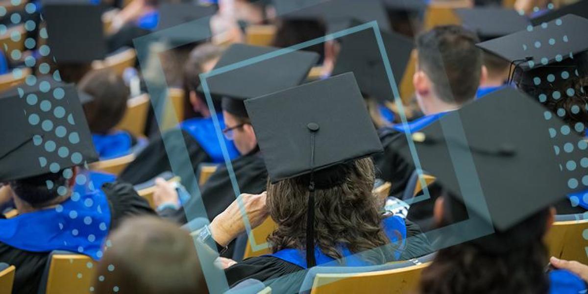 סטודנטים יושבים עם כובעי סיום תואר