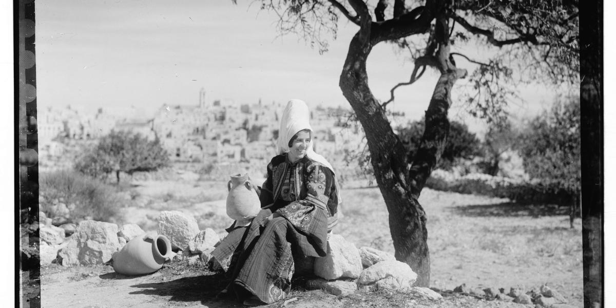 "בית-לחם, אישה עם פח ישובה תחת עץ שקד" (1939-1934), ספריית הקונגרס האמריקאי
