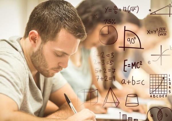 סטודנט לומד מתמטיקה